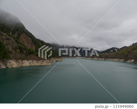 初夏の立山黒部アルペンルートの黒部ダムの風景 初夏の立山黒部アルペンルートの黒部ダムの風景 115949060