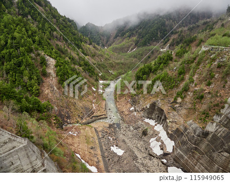 初夏の立山黒部アルペンルートの黒部ダムの風景 115949065