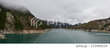 初夏の立山黒部アルペンルートの黒部ダムの全景パノラマ風景 115949229