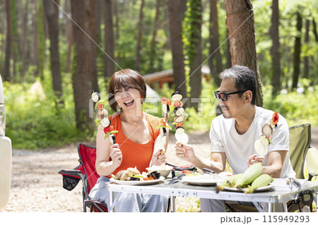 BBQを楽しむ50代夫婦 115949293