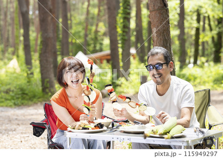 BBQを楽しむ50代夫婦 115949297