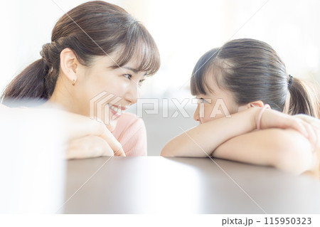 見つめ合う親子 見つめ合う親子 115950323