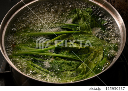 ほうれん草を茹でている様子 ほうれん草を茹でている様子 115950387