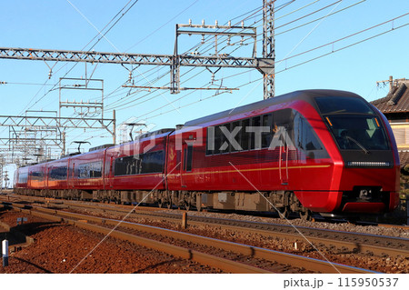 近鉄名古屋線を行く名阪特急ひのとり号(近鉄名古屋⇔大阪難波) 近鉄名古屋線を行く名阪特急ひのとり号(近鉄名古屋⇔大阪難波) 115950537