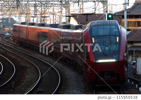 近鉄名古屋線を行く名阪特急ひのとり号(近鉄名古屋⇔大阪難波) 近鉄名古屋線を行く名阪特急ひのとり号(近鉄名古屋⇔大阪難波) 115950538