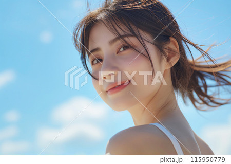 青空と振り向く若いアジア人女性のポートレート 115950779