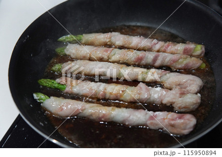 アスパラガスの肉巻きを作る様子 115950894