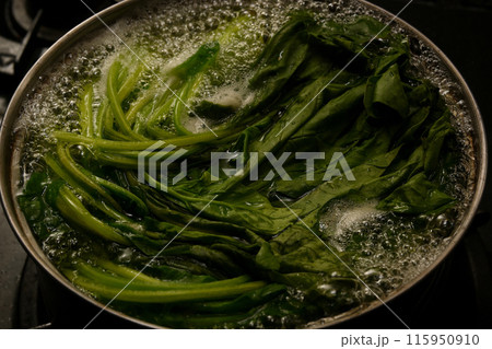 ほうれん草を茹でている様子 ほうれん草を茹でている様子 115950910