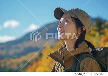 紅葉の山でハイキング・登山をする中年のアジア人女性のポートレート 115951022