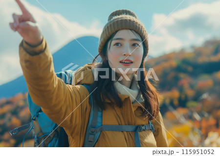 紅葉の山でハイキング・登山をする若いアジア人女性のポートレート 115951052