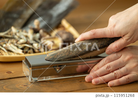 削り節で出汁をとる 115951268