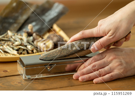 削り節で出汁をとる 115951269