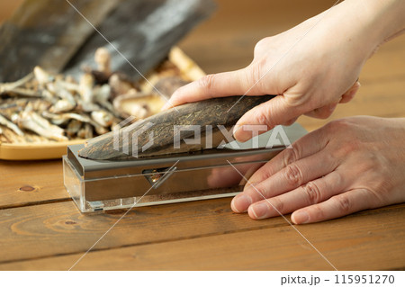 削り節で出汁をとる 115951270