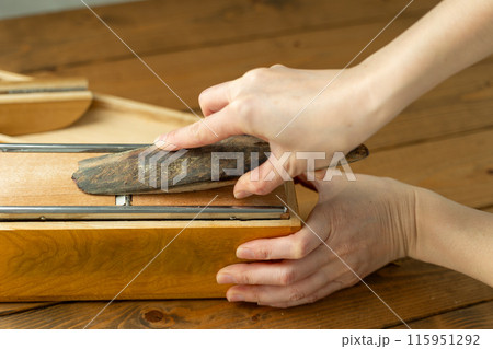 削り節で出汁をとる 115951292