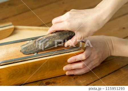 削り節で出汁をとる 115951293