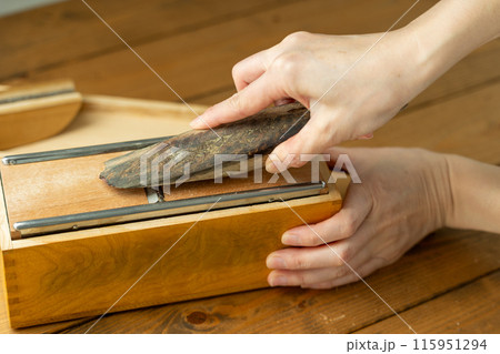 削り節で出汁をとる 115951294