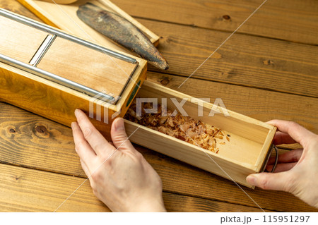 削り節で出汁をとる 115951297