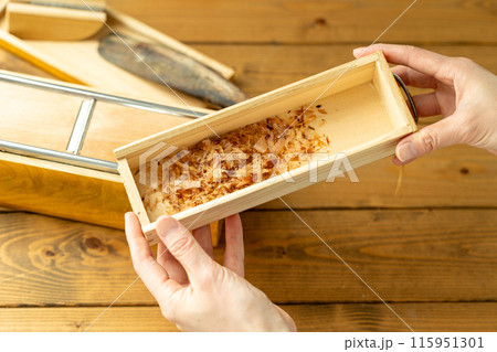 削り節で出汁をとる 115951301