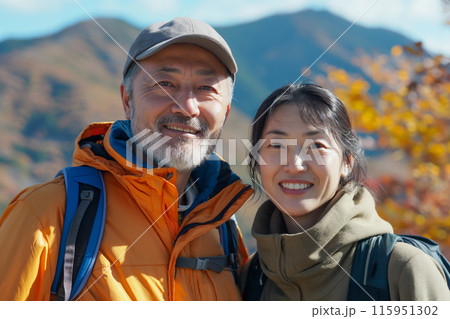 紅葉の山でハイキング・登山をする中年のアジア人の男女 115951302