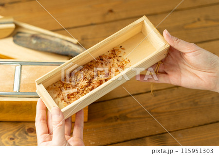 削り節で出汁をとる 削り節で出汁をとる 115951303