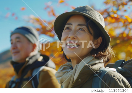 紅葉の山でハイキング・登山をする中年のアジア人の男女 115951304