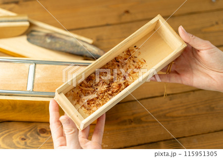 削り節で出汁をとる 115951305