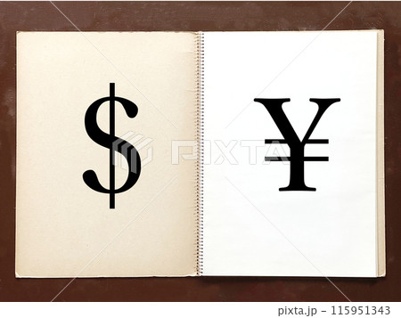 机の上で開いた$と¥の文字入り古いスケッチブック 机の上で開いた$と¥の文字入り古いスケッチブック 115951343