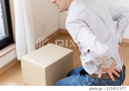 腰を痛める男性　腰痛　ぎっくり腰 115951377