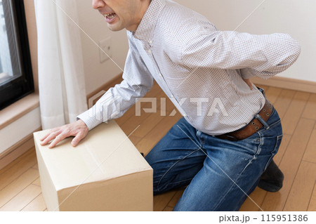 腰を痛める男性 腰痛 ぎっくり腰 腰を痛める男性 腰痛 ぎっくり腰 115951386