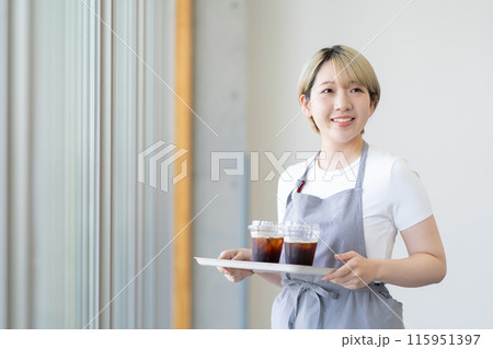 飲み物を運ぶカフェ店員（若者と自由な働き方：髪色・髪型の多様性） 115951397