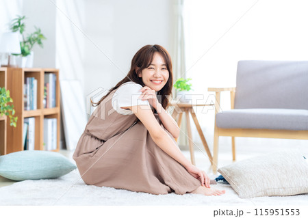 リビングでくつろぐ若い女性 115951553
