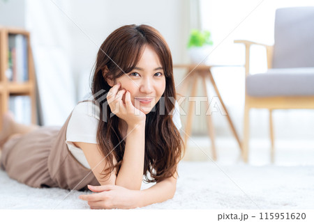リビングで寝転ぶ若い女性 115951620