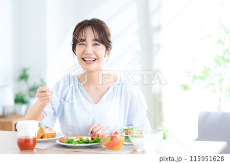 朝食を食べる若い女性 115951628