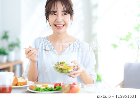 朝食を食べる若い女性 朝食を食べる若い女性 115951631