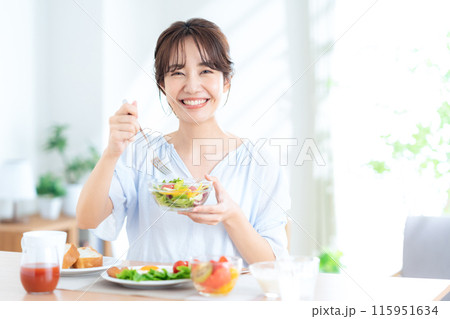 朝食を食べる若い女性 115951634