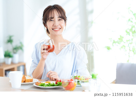 朝食を食べる若い女性 115951638