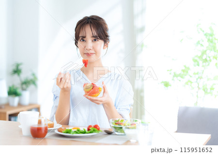 朝食を食べる若い女性 115951652