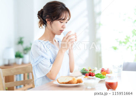 朝食を食べる若い女性 115951664