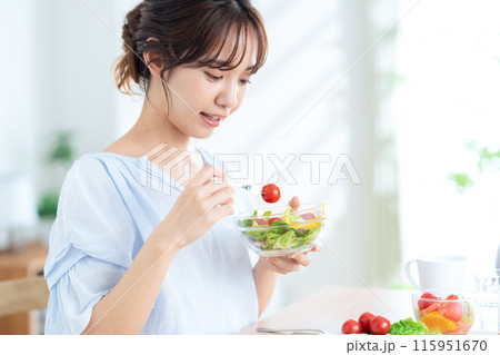 朝食を食べる若い女性 115951670