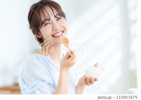 朝食を食べる若い女性 115951675