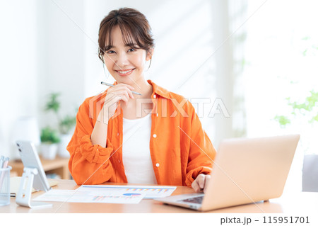 リビングでテレワークをする女性 リビングでテレワークをする女性 115951701