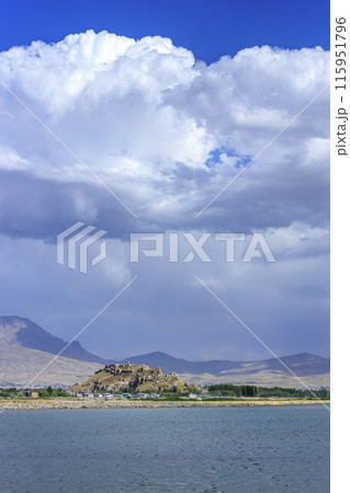 ヴァン湖から望むヴァン城 115951796