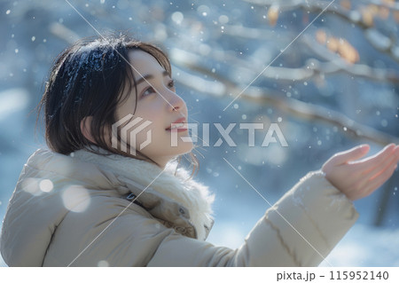 舞い落ちる雪とアジア人女性のポートレート 115952140