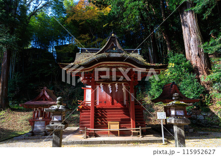 秋紅葉シーズンの談山神社　末社　比叡神社本殿 115952627