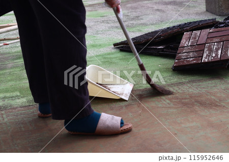 掃除するシニア日本人 掃除するシニア日本人 115952646