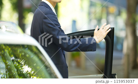 運転するスーツの若い男性 115953037