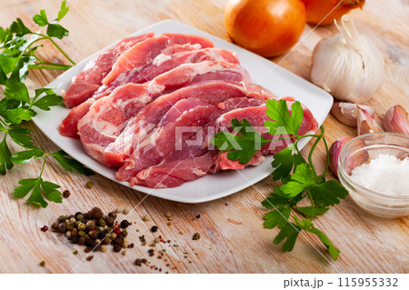 Preparation of raw turkey thigh with parsley and garlic 115955332