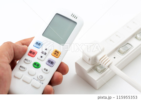 電源タップとエアコンのリモコン 115955353