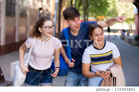 Cheerful teenagers hanging out on city streets in summer 115955601