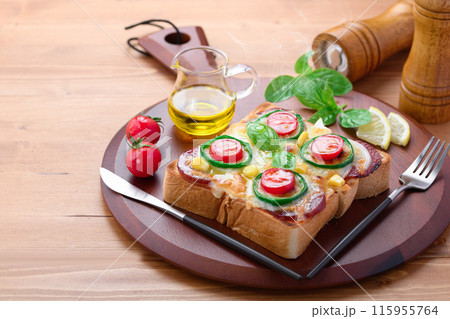 カッティングボードにのせたピザトースト カッティングボードにのせたピザトースト 115955764